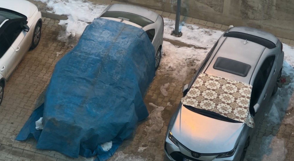 Yüksekova’da vatandaşlar araçlarını battaniye ve brandalarla koruyor