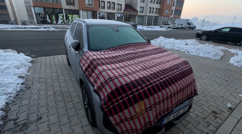 Yüksekova’da vatandaşlar araçlarını battaniye ve brandalarla koruyor