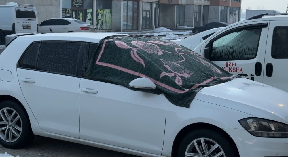 Yüksekova’da vatandaşlar araçlarını battaniye ve brandalarla koruyor
