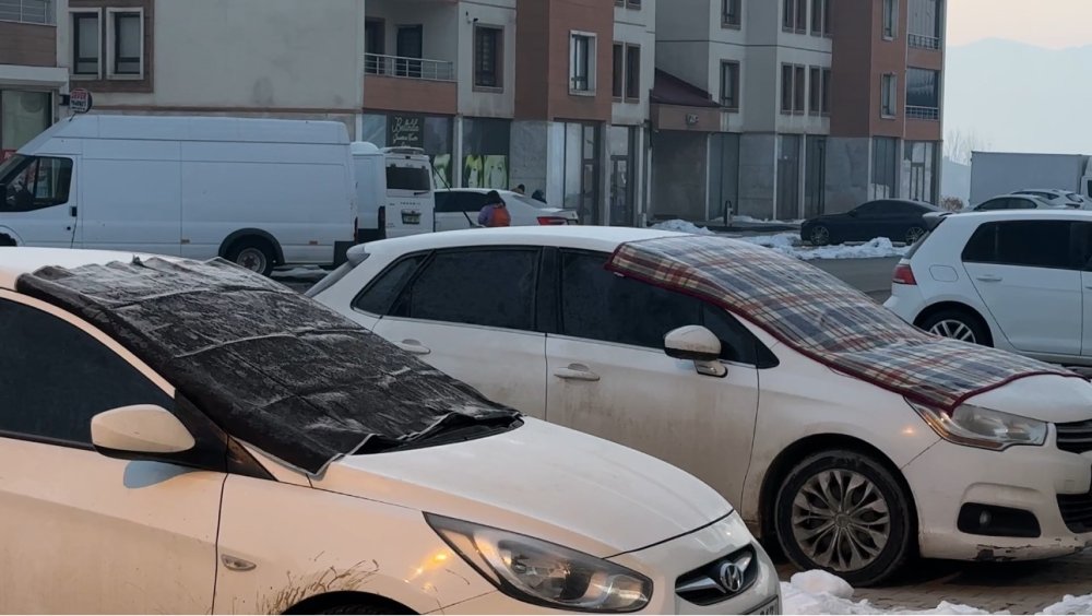Yüksekova’da vatandaşlar araçlarını battaniye ve brandalarla koruyor