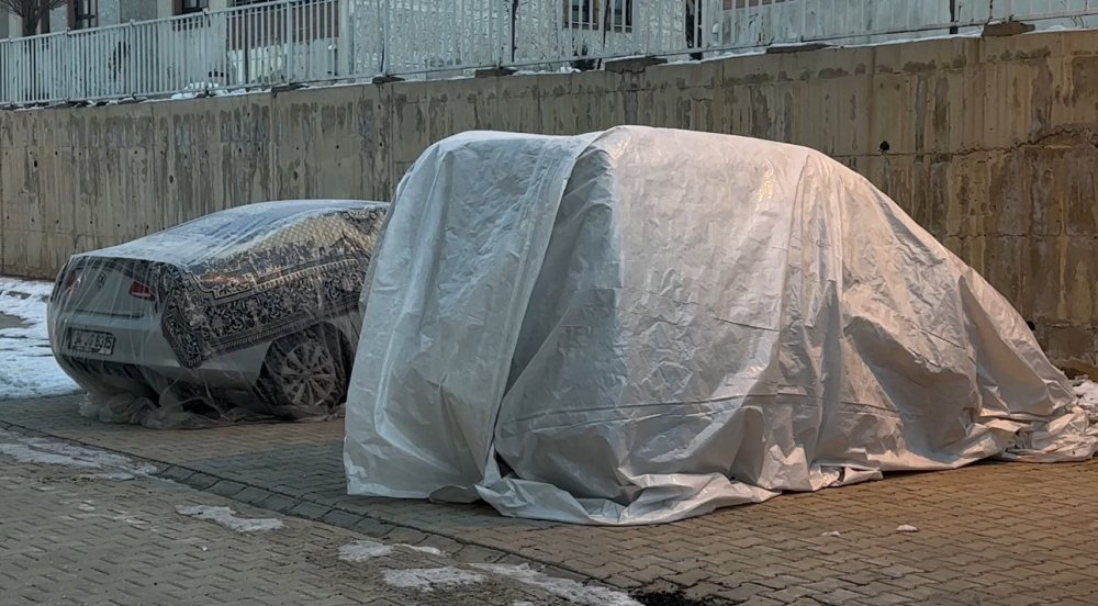 Yüksekova’da vatandaşlar araçlarını battaniye ve brandalarla koruyor