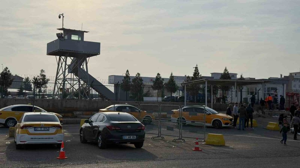 11’inci yargı paketi heyecanı: Aileler cezaevi önünde toplandı