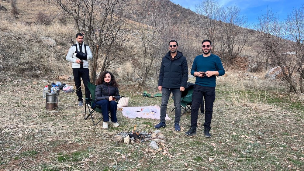 Yüksekova'da dondurucu soğuk, Şemdinli'de bahar havası