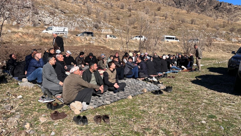 Yüksekova'da dondurucu soğuk, Şemdinli'de bahar havası