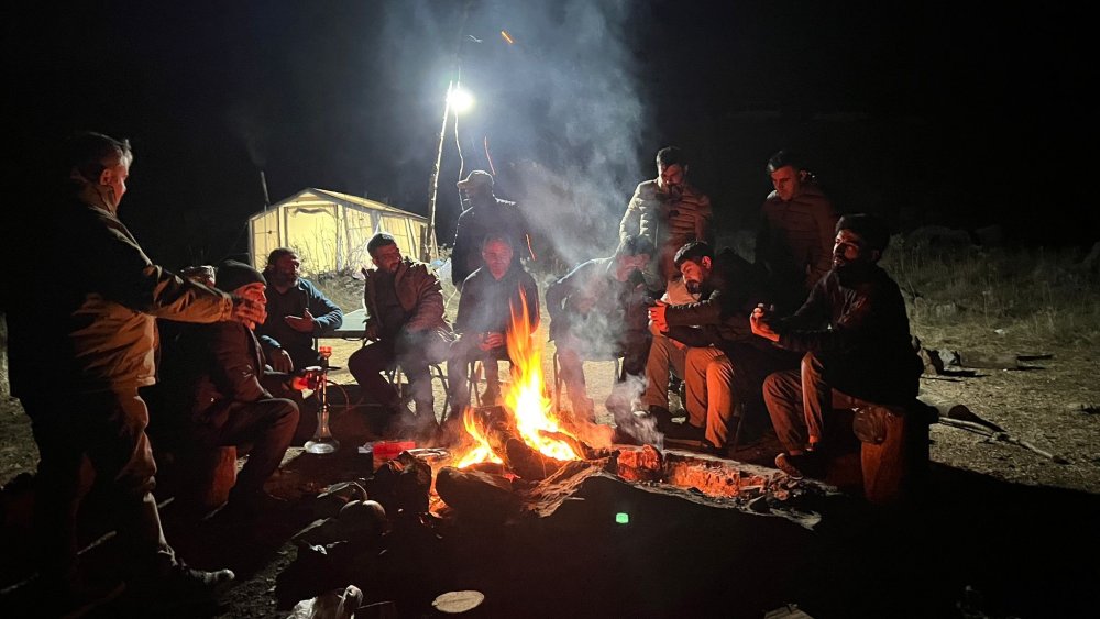 Yüksekova'da dondurucu soğuk, Şemdinli'de bahar havası