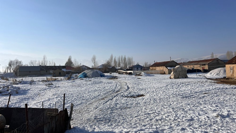 Yüksekova'da dondurucu soğuk, Şemdinli'de bahar havası
