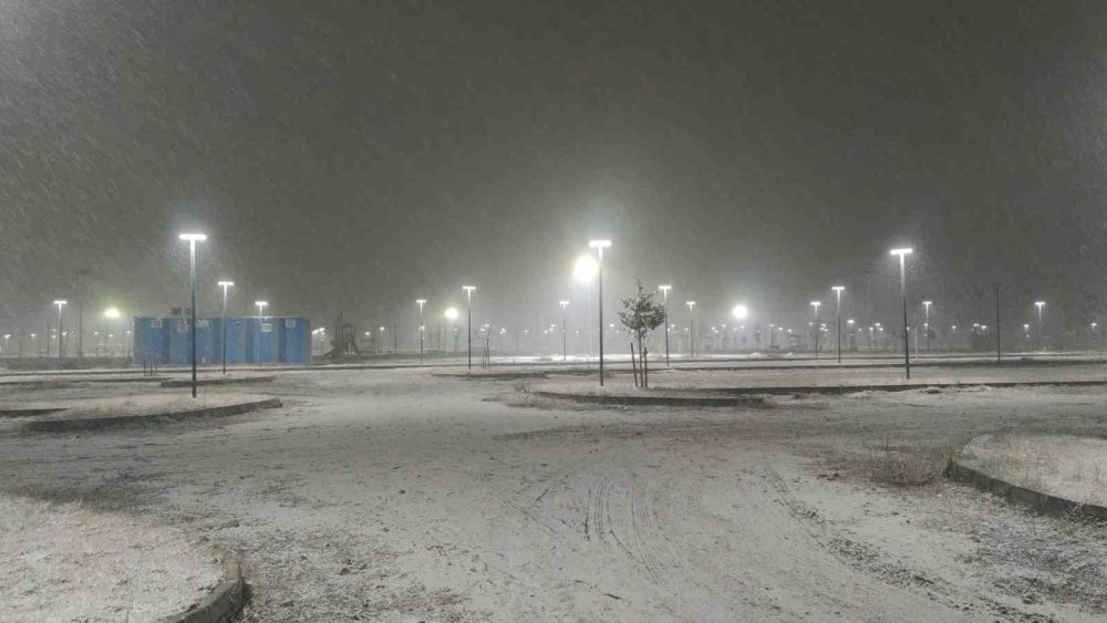 Van’da beklenen kar yağdı