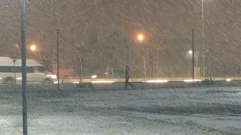 Van’da beklenen kar yağdı