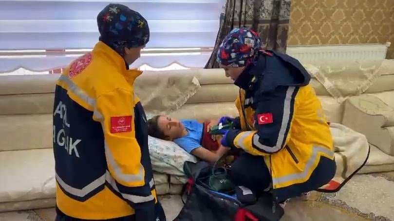 Köyde hastalanan çocuk, paletli kar ambulansıyla hastaneye ulaştırıldı