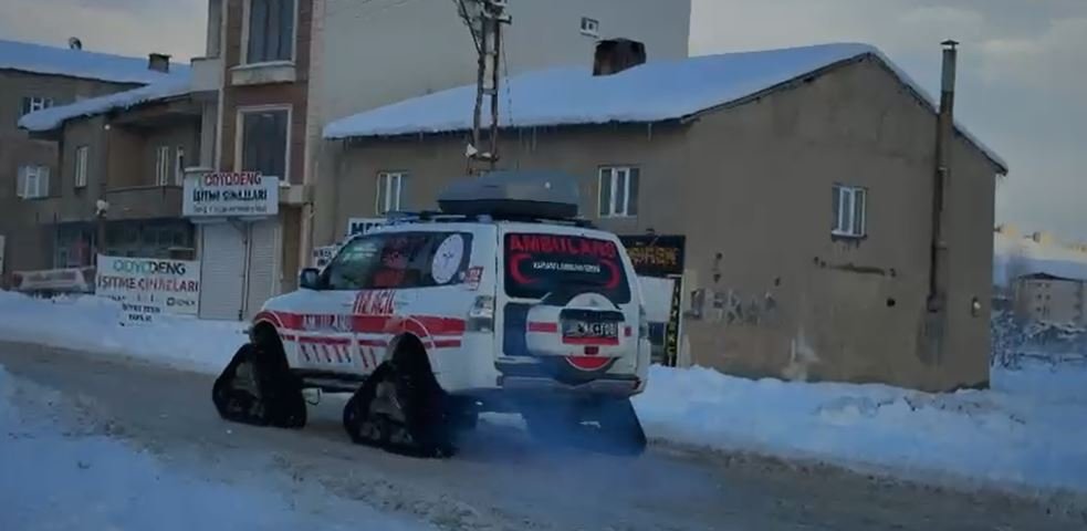 Köyde hastalanan çocuk, paletli kar ambulansıyla hastaneye ulaştırıldı