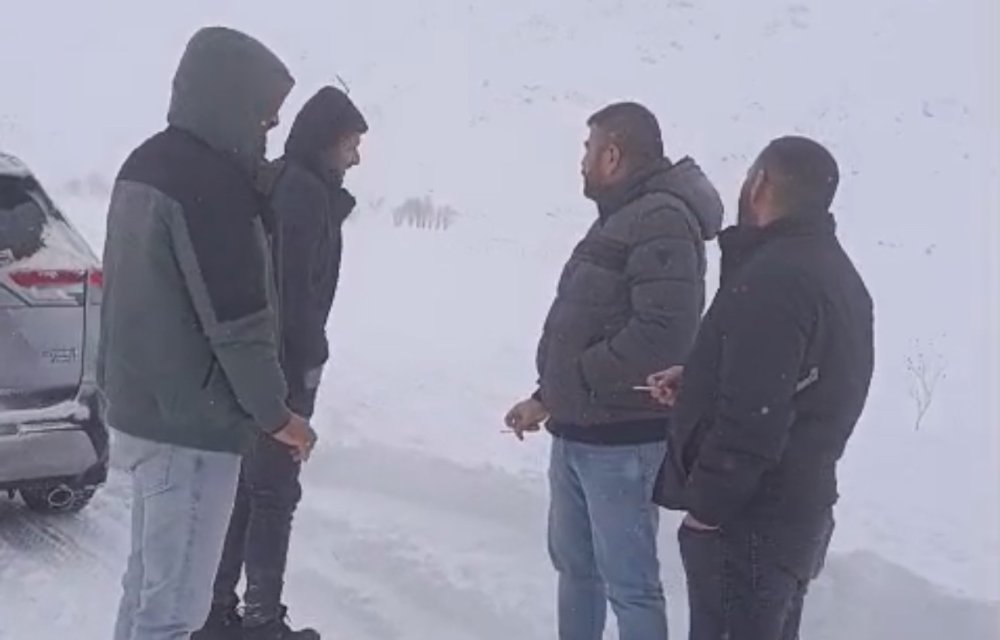 Yüksekova’da tipi ve fırtına nedeniyle 50 araç mahsur kaldı