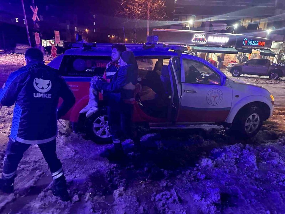 Bismil'de sağlık ekipleri karlı yolda zamanla yarışarak hastaya ulaştı