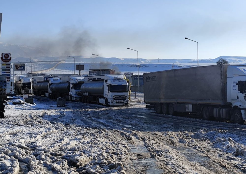 Cizre’de yollar buz pistine döndü