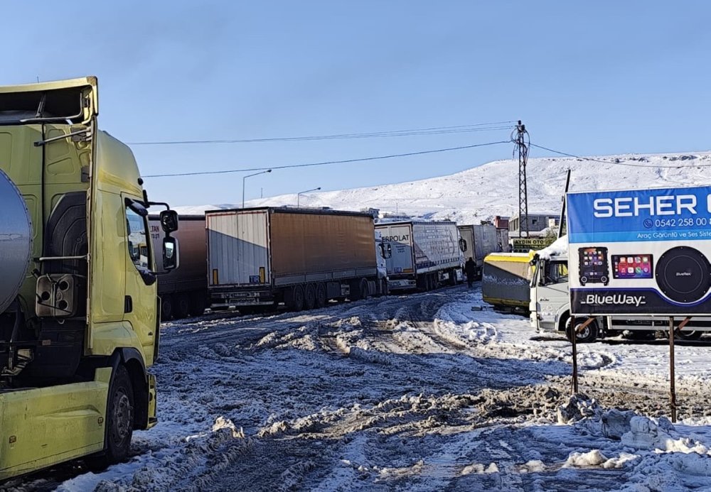 Cizre’de yollar buz pistine döndü