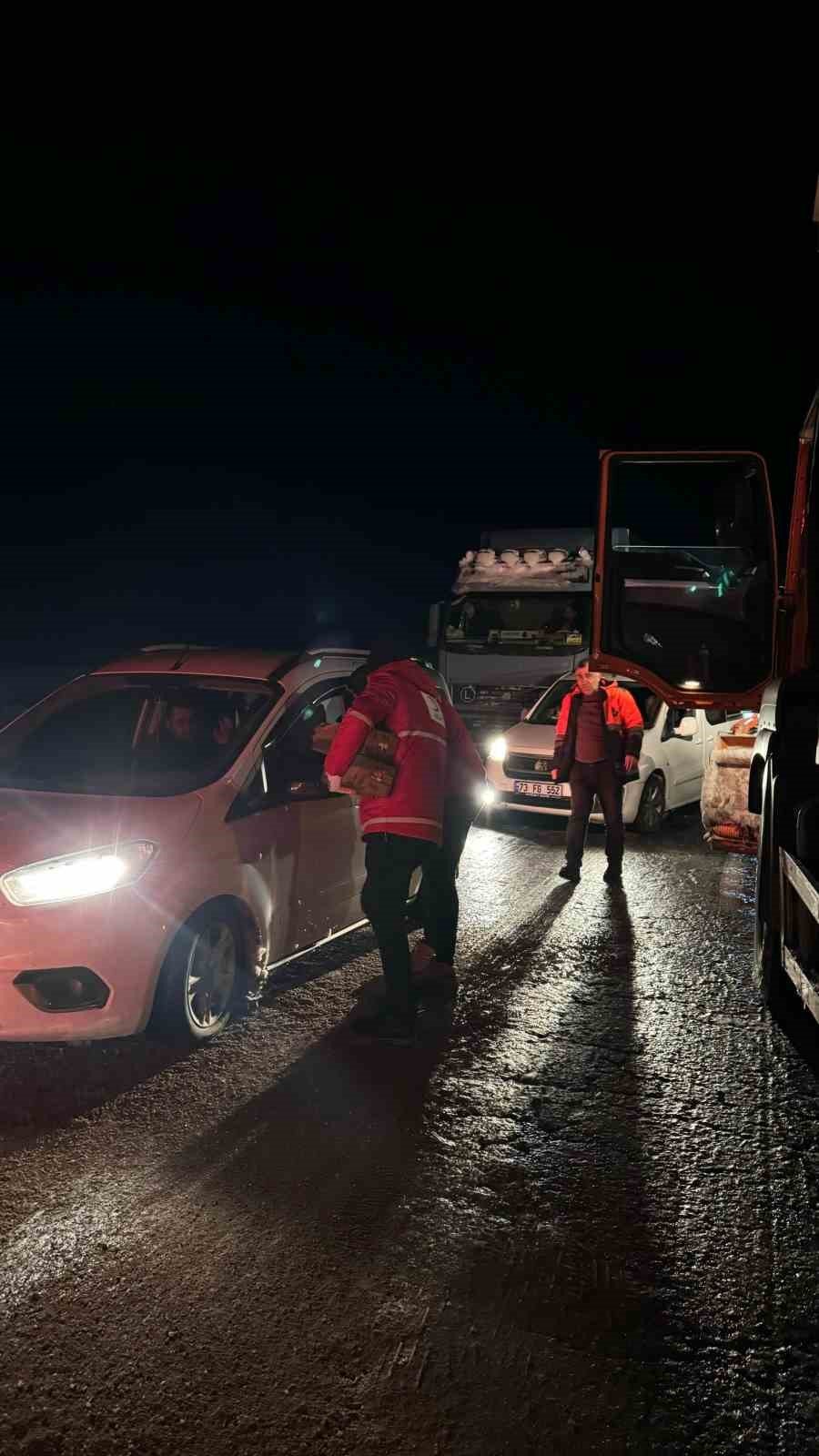 Kızılay yolda kalan tır şoförlerine ikramlarda bulundu