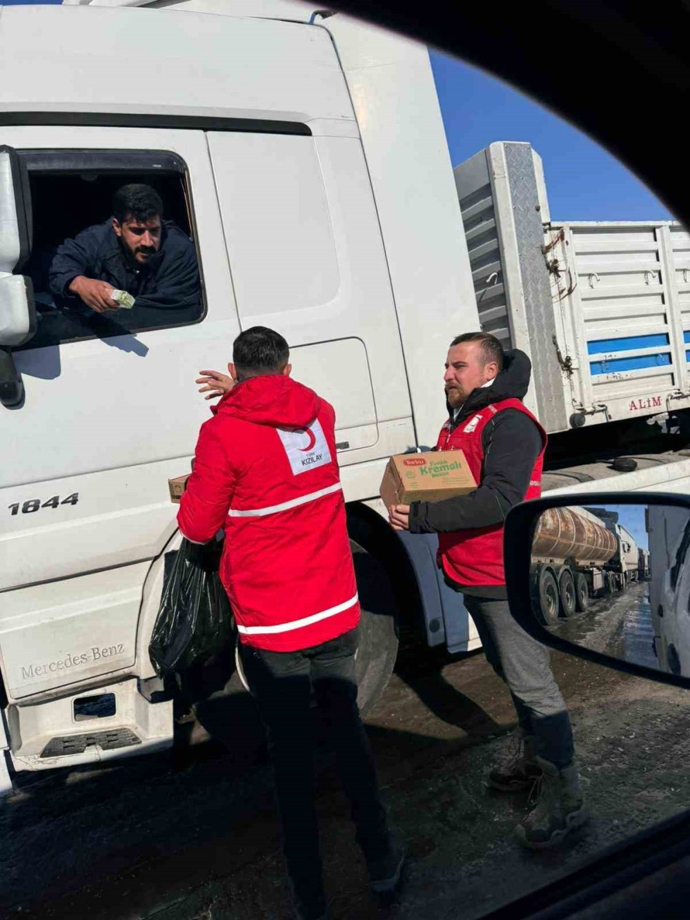 Kızılay yolda kalan tır şoförlerine ikramlarda bulundu