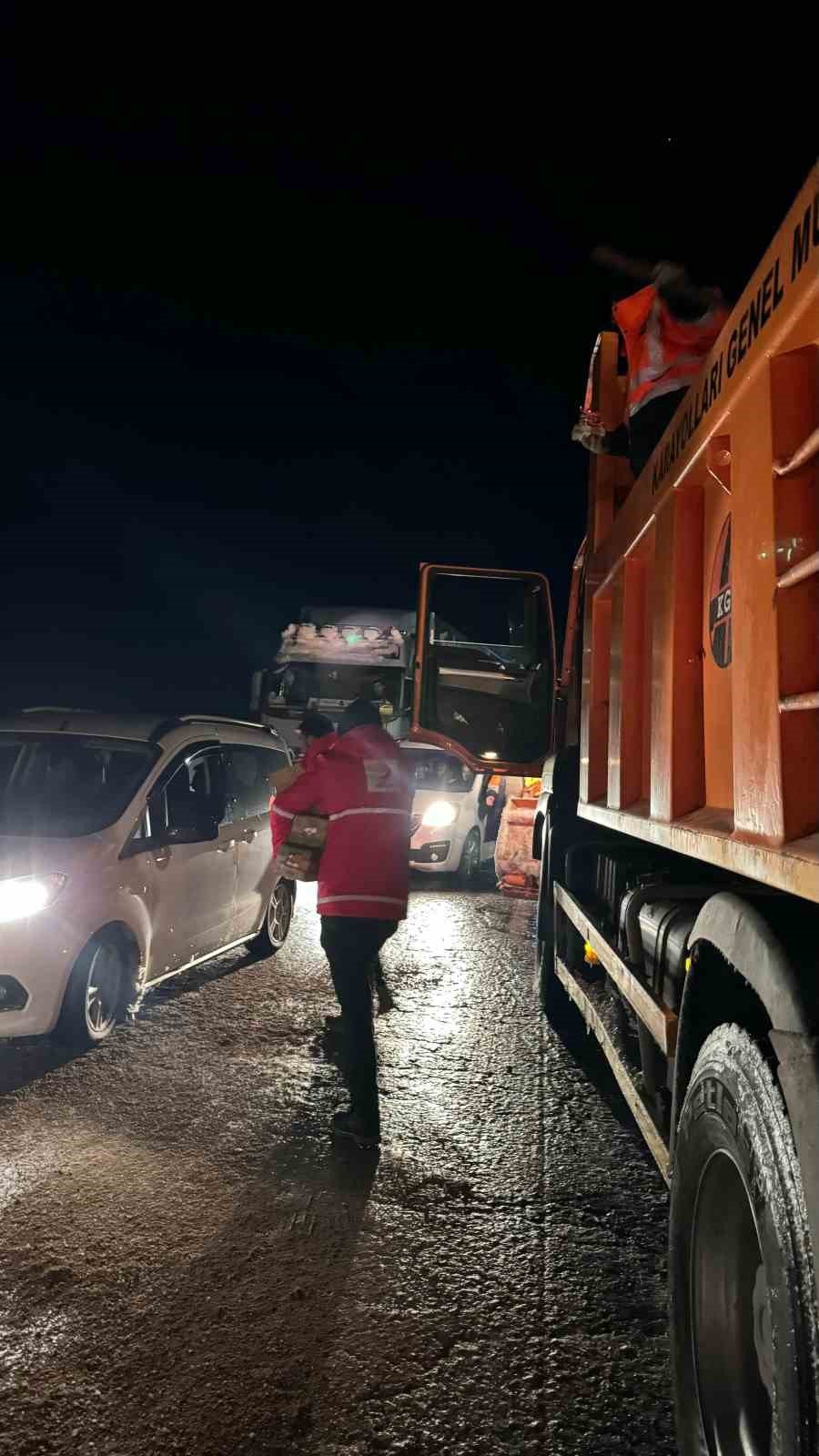 Kızılay yolda kalan tır şoförlerine ikramlarda bulundu