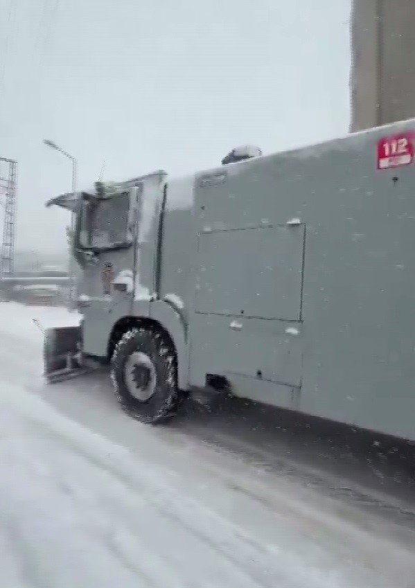 Şırnak’ta polis mahsur kalan vatandaşların yardımına koştu