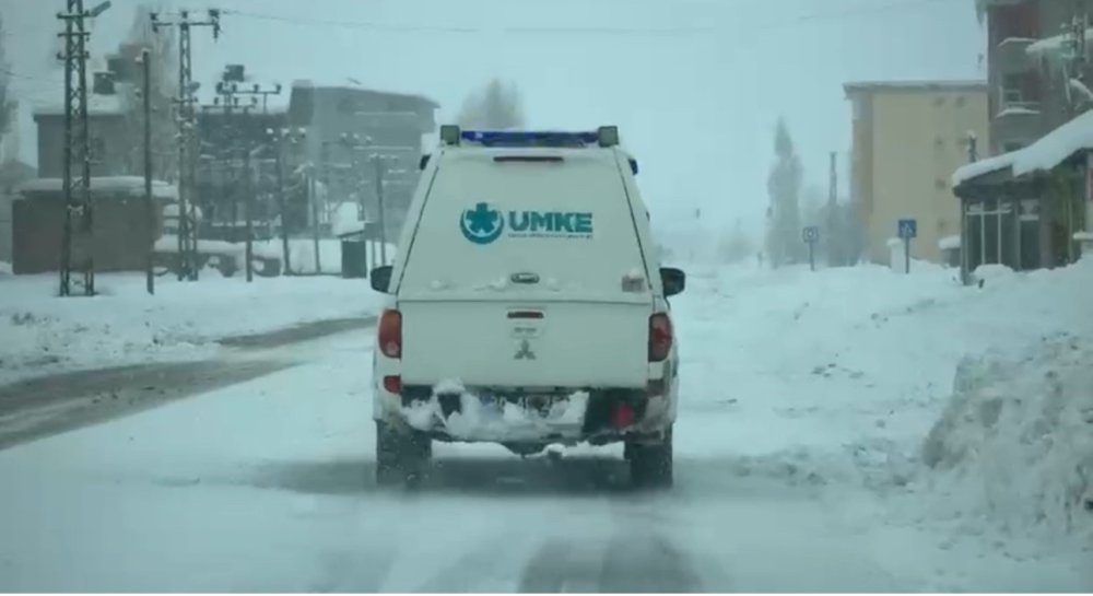 Yüksekova’da UMKE ve sağlık ekibi 76 yaşındaki KOAH hastası için seferber oldu