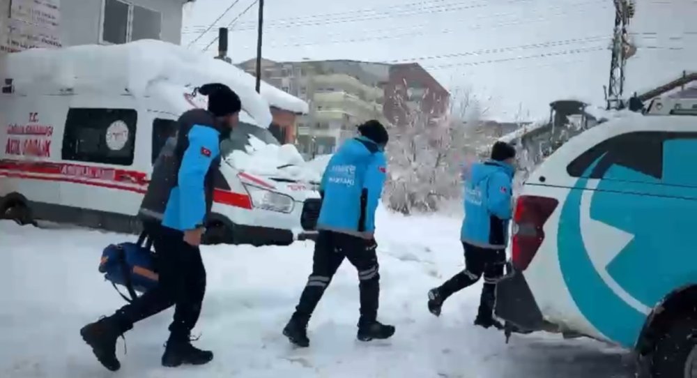 Yüksekova’da UMKE ve sağlık ekibi 76 yaşındaki KOAH hastası için seferber oldu