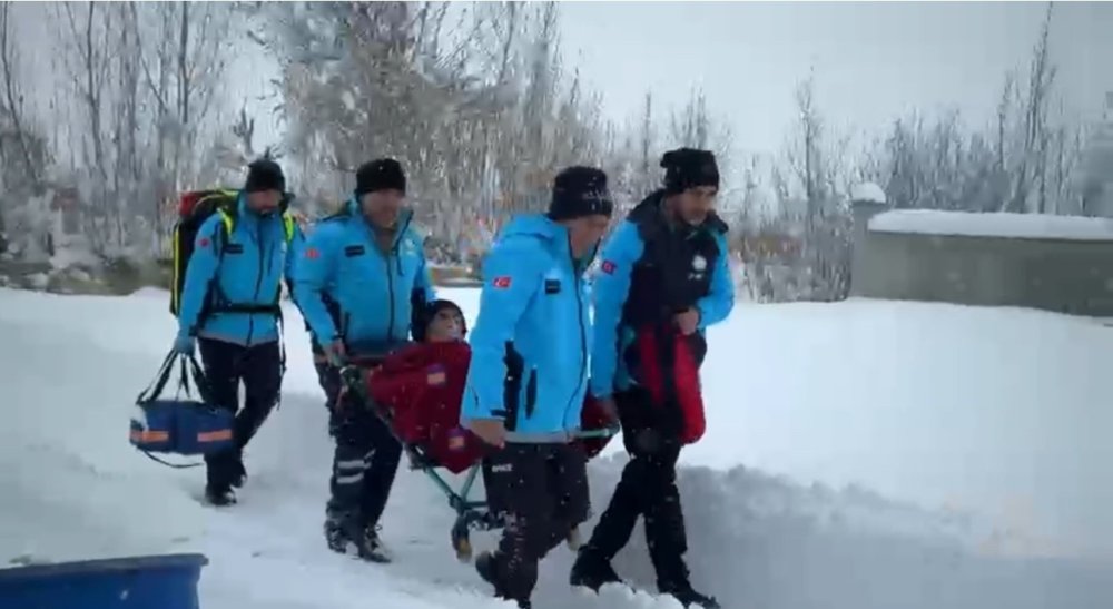 Yüksekova’da UMKE ve sağlık ekibi 76 yaşındaki KOAH hastası için seferber oldu