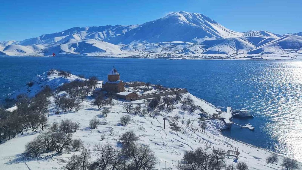 Akdamar Adası beyaz gelinliğini giydi