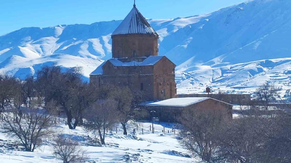 Akdamar Adası beyaz gelinliğini giydi