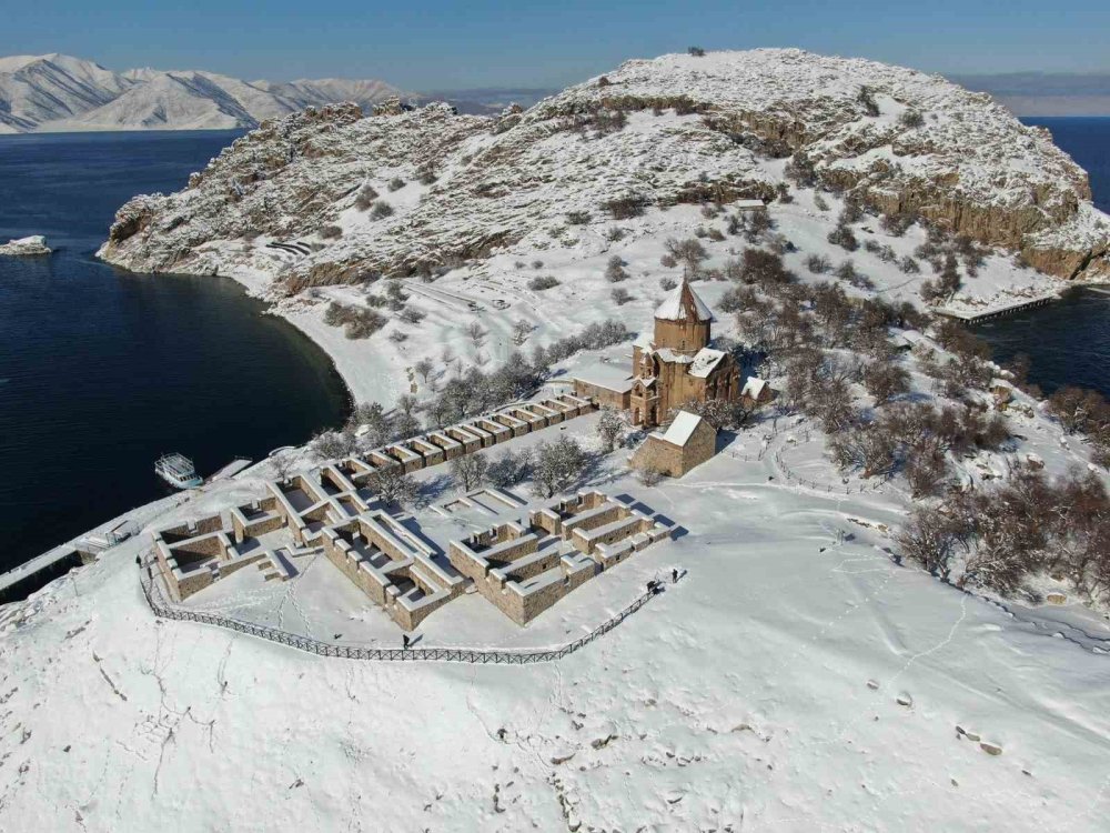 Akdamar Adası beyaz gelinliğini giydi