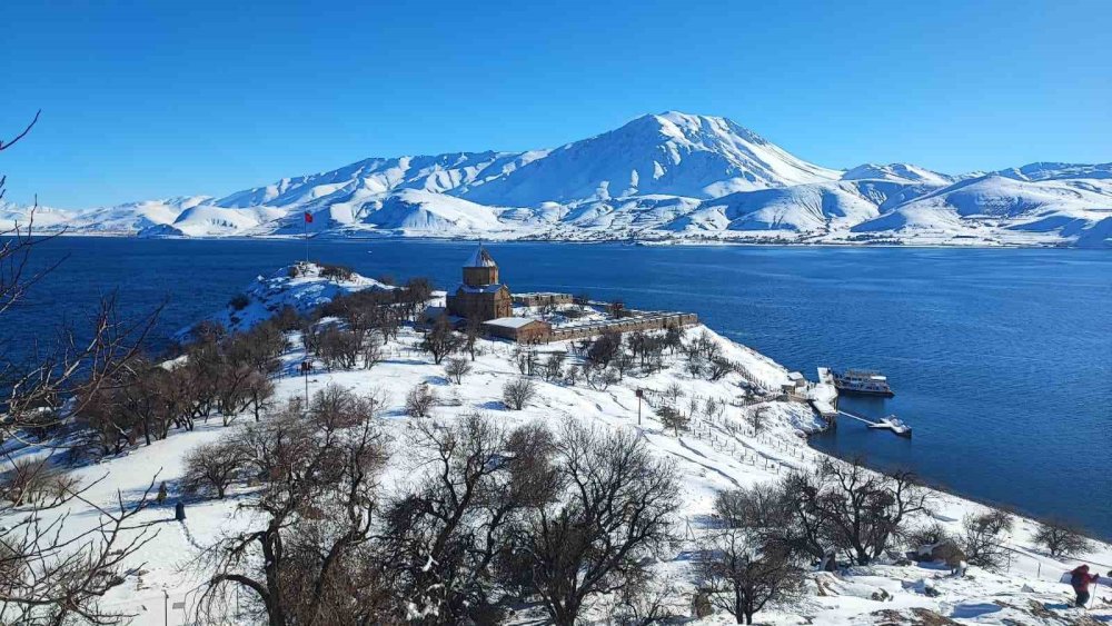 Akdamar Adası beyaz gelinliğini giydi