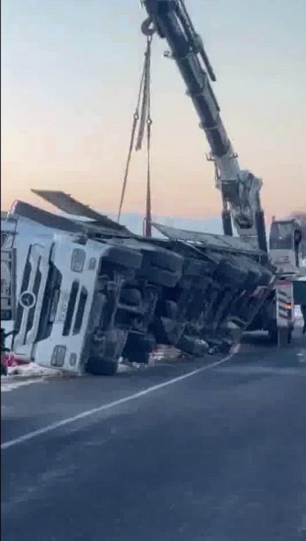 Diyarbakır-Bingöl yolunda tır devrildi, yol ulaşıma kapandı