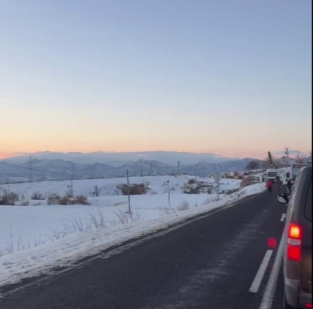 Diyarbakır-Bingöl yolunda tır devrildi, yol ulaşıma kapandı