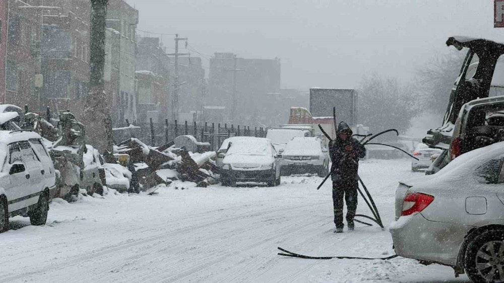 Diyarbakır’da kar yağışı etkili olmaya başladı