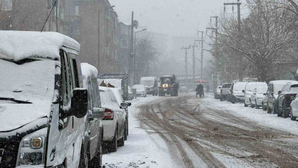 Diyarbakır’da kar yağışı etkili olmaya başladı