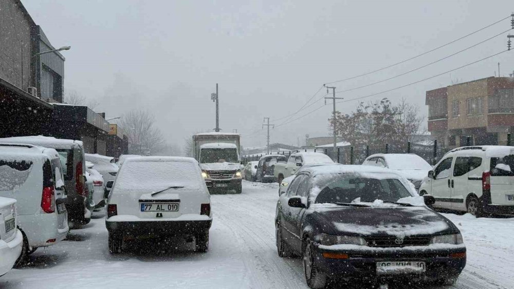Diyarbakır’da kar yağışı etkili olmaya başladı