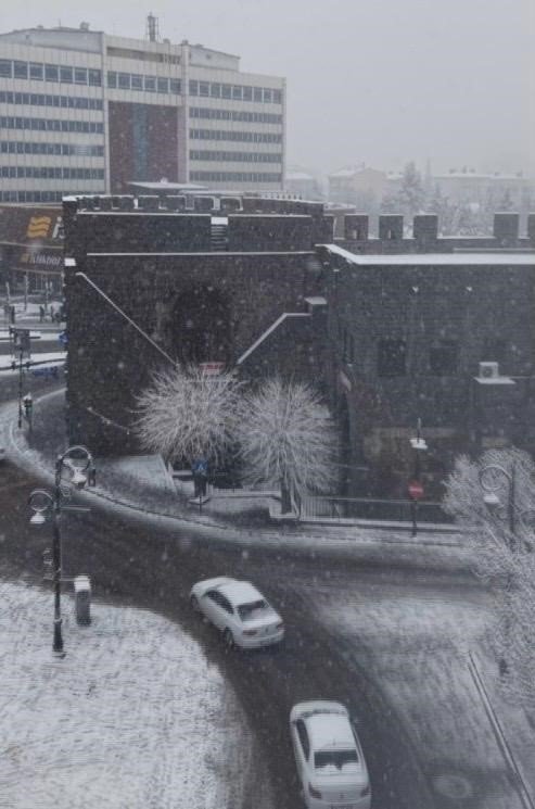 Diyarbakır’daki tarihi mekanlar beyaz örtü ile kaplandı