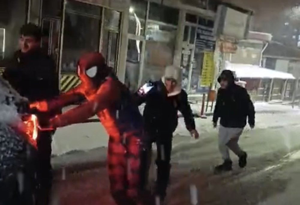 Örümcek adam, mahsur kalan sürücünün yardımına yetişti