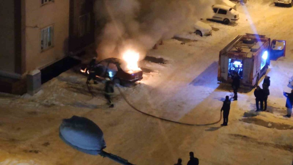 Park halindeki otomobil yandı, geriye hurda yığını kaldı