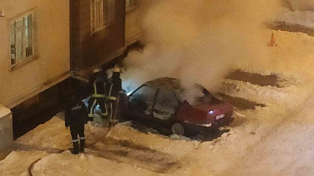 Park halindeki otomobil yandı, geriye hurda yığını kaldı