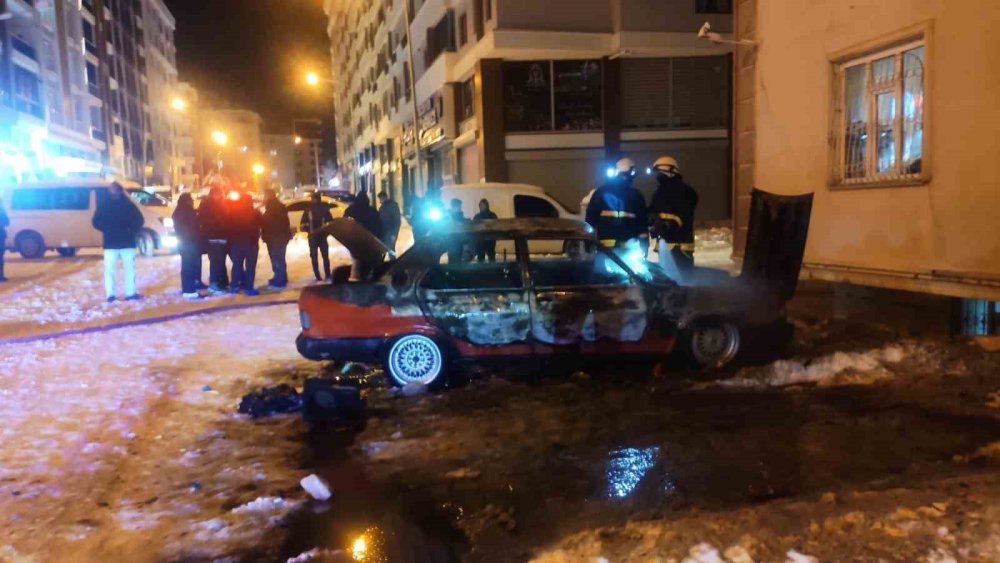 Park halindeki otomobil yandı, geriye hurda yığını kaldı