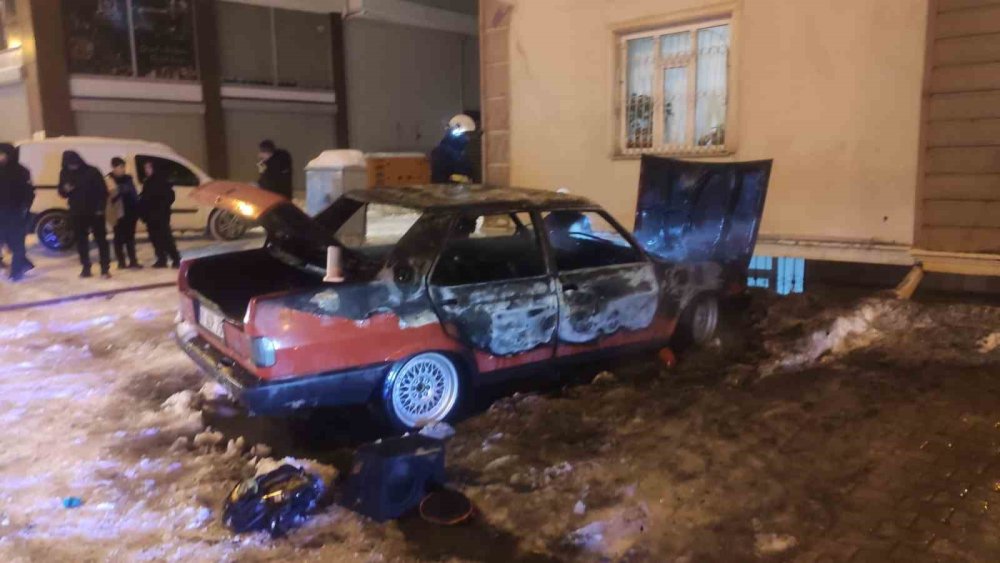 Park halindeki otomobil yandı, geriye hurda yığını kaldı