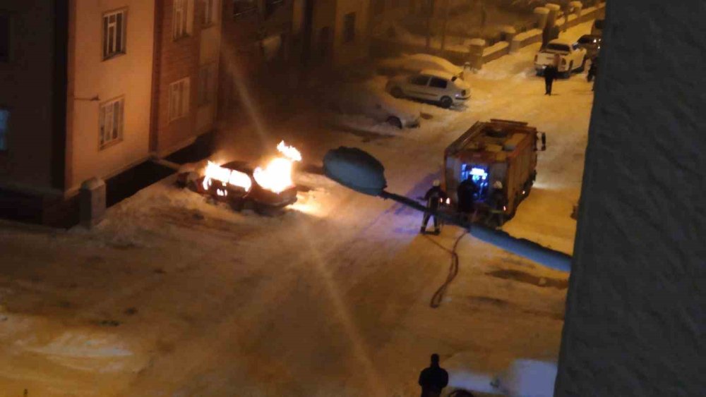 Park halindeki otomobil yandı, geriye hurda yığını kaldı