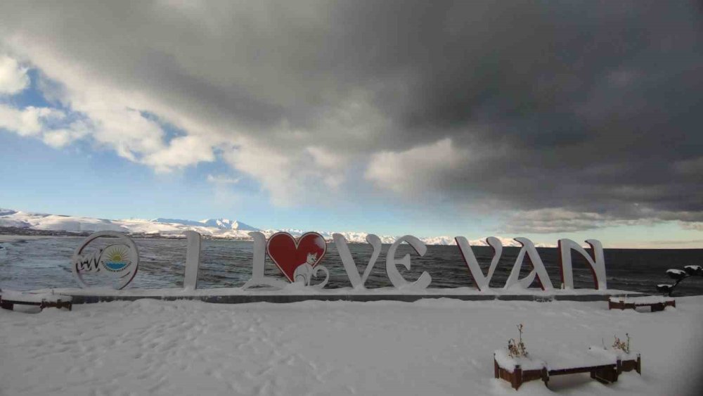 Van’da ağaçlar kartpostallık manzaralar oluşturdu