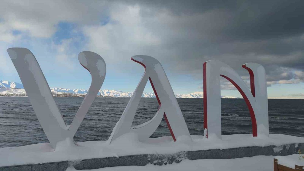 Van’da ağaçlar kartpostallık manzaralar oluşturdu