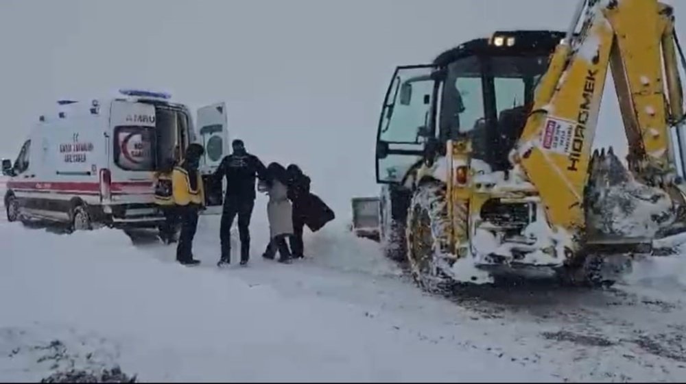 Van’da kar yağışı ulaşımı aksattı: Ekipler alarmda