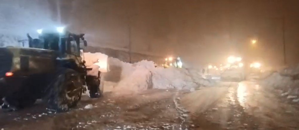 Bitlis'te düşen çığın altında kalan tanker sürücüsü kurtarıldı