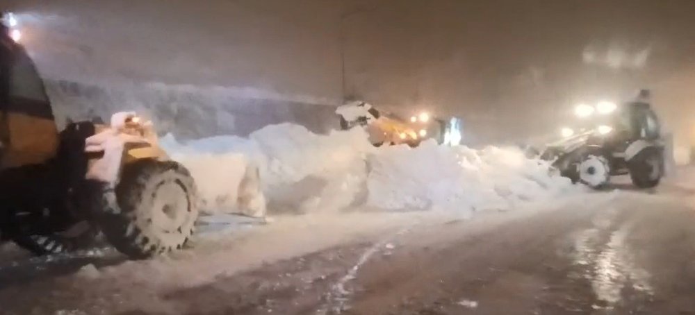 Bitlis'te düşen çığın altında kalan tanker sürücüsü kurtarıldı