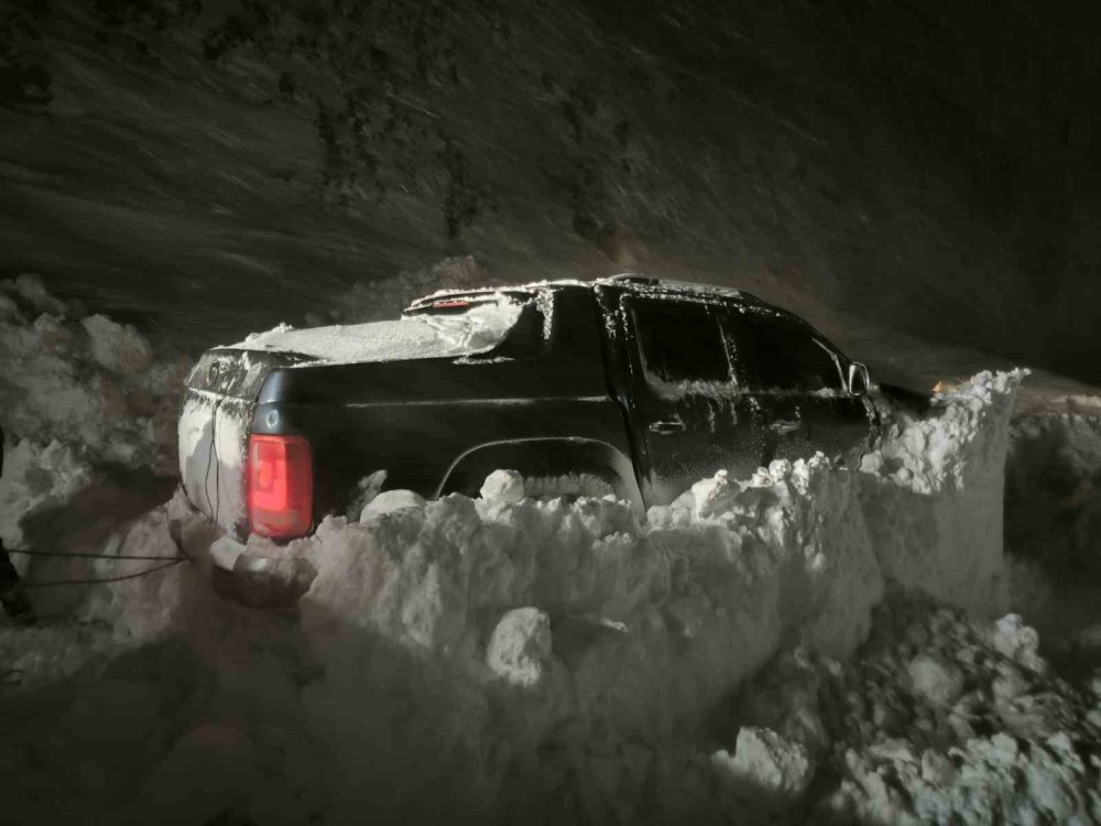 Dağlıca yolunda çığ altında kalan araca 2 saatlik operasyon