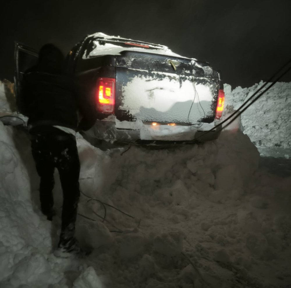 Dağlıca yolunda çığ altında kalan araca 2 saatlik operasyon