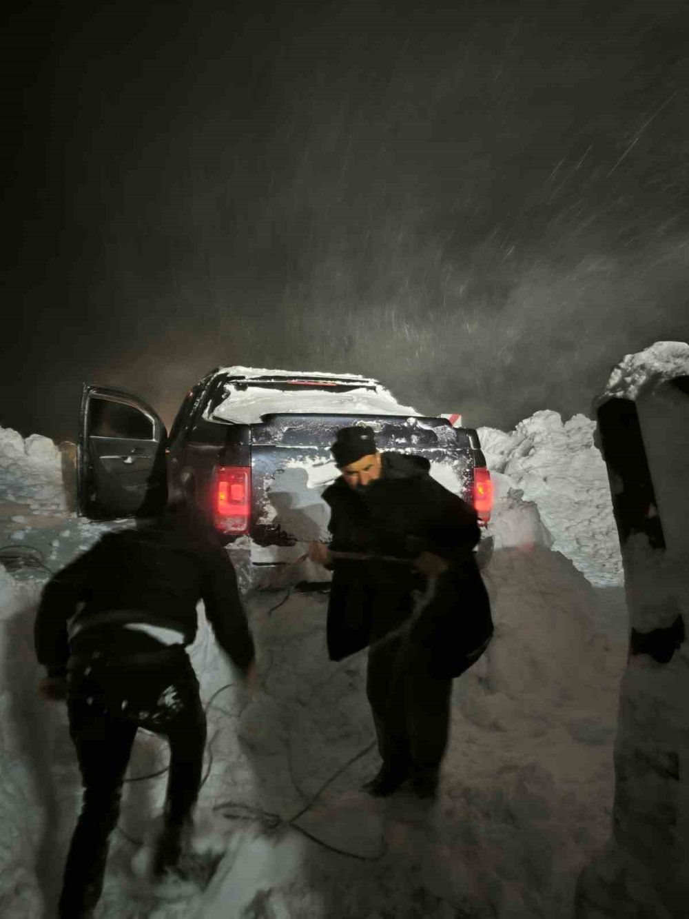 Dağlıca yolunda çığ altında kalan araca 2 saatlik operasyon