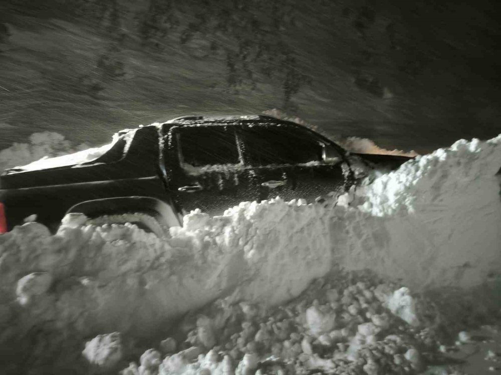 Dağlıca yolunda çığ altında kalan araca 2 saatlik operasyon